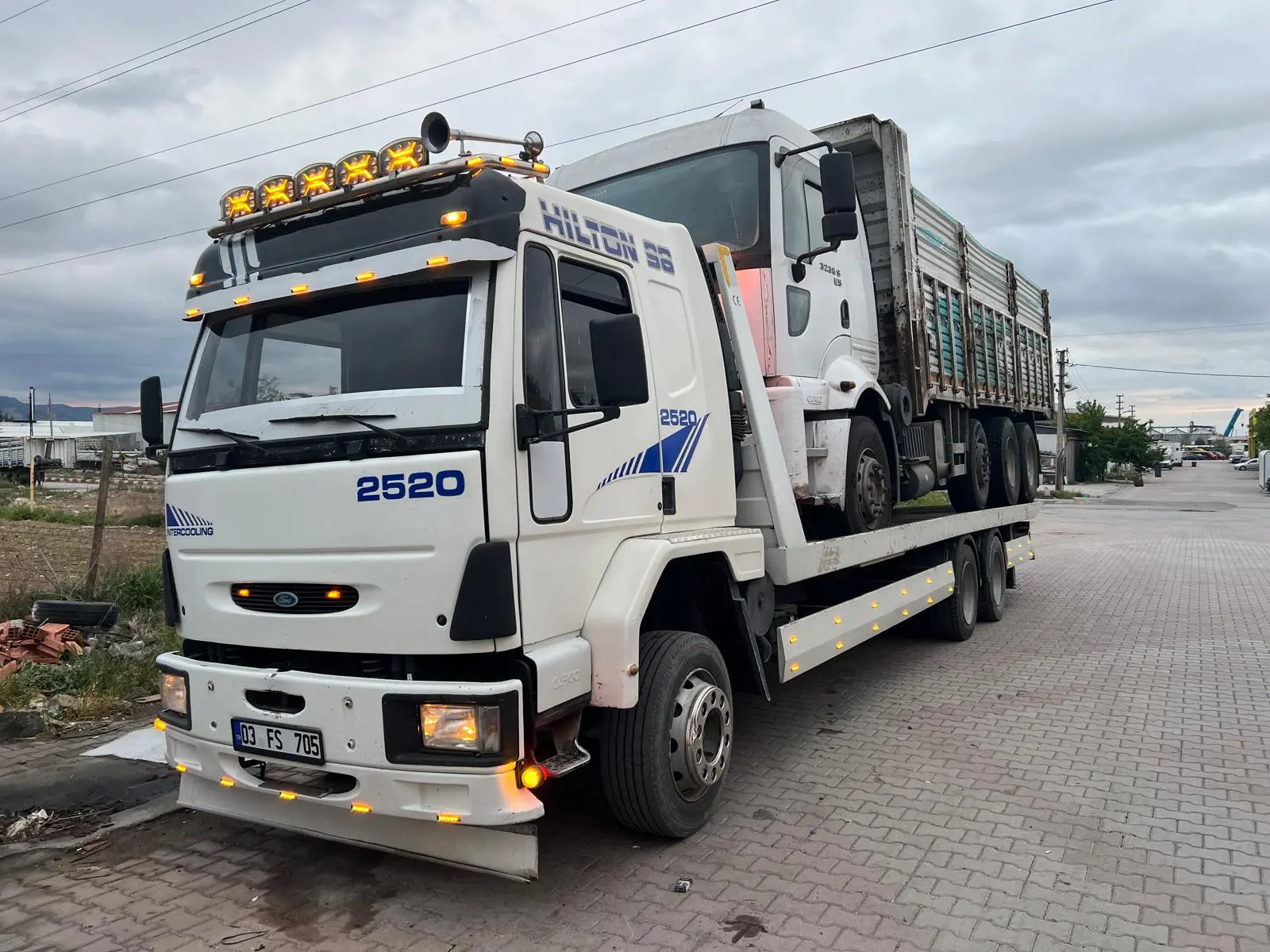 Şimşek Yol Yardım ekibimiz, Dinar’da oto çekici hizmetiyle aracınızı güvenle taşıyor.