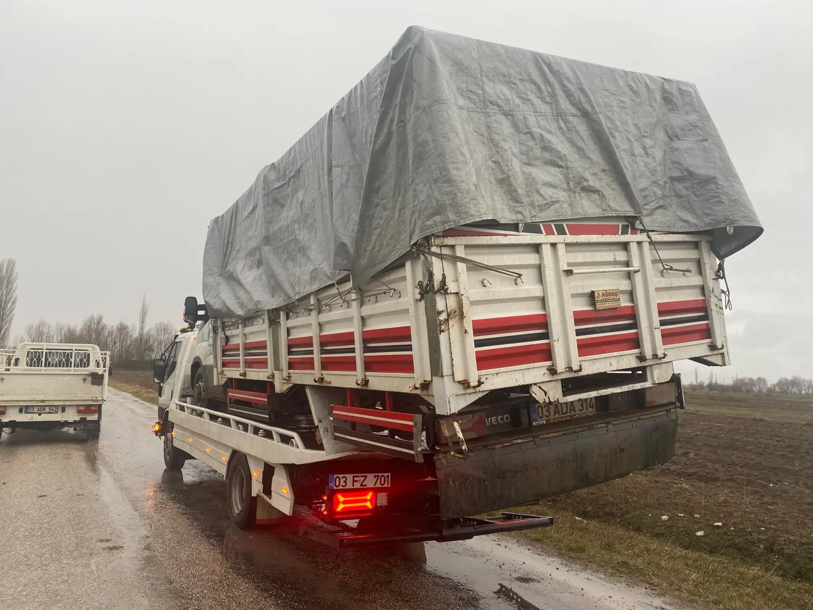 Acil oto kurtarma ekibimiz, yolda kalan araca hızlıca yardım ederek sorunu çözüyor.